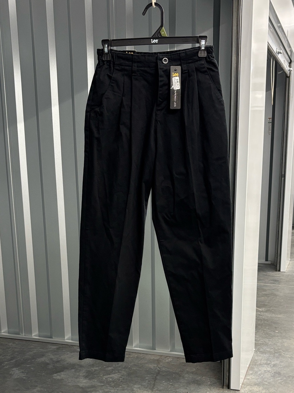 NWT Lee Petite Black Relaxed Fit Tapered Leg Mid Rise Khaki Pants 2P Elastic
